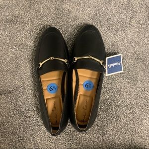 MeToo womens black pleather loafers